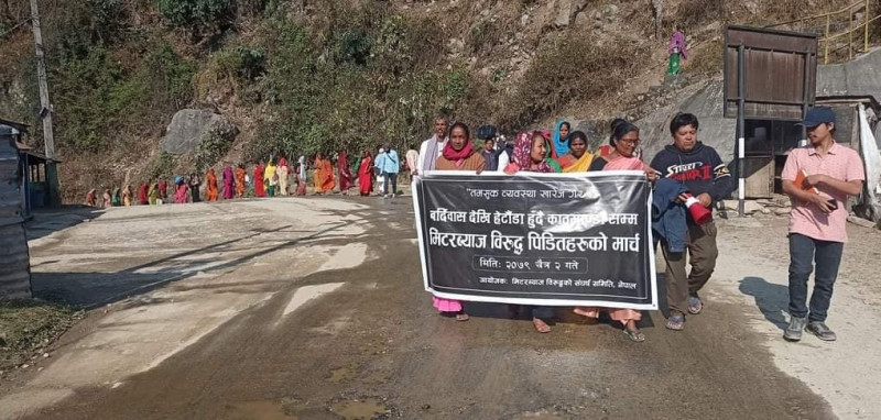 सिंहदरबार घेर्ने मिटरब्याज पीडितको पैदलयात्रा : प्रशासनको गाडी अस्वीकार गर्दै भीमफेदीको उकालो चढे